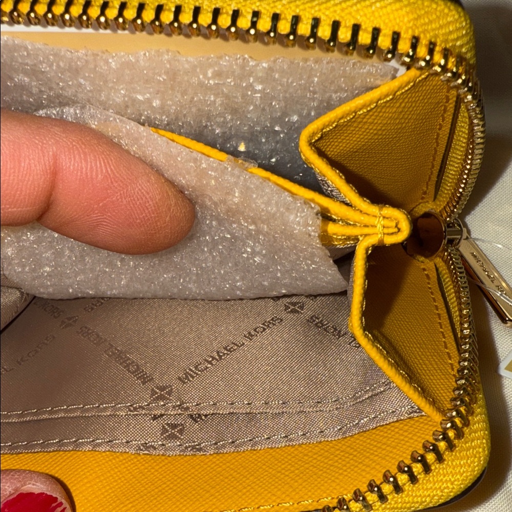 Michael Kors Yellow Gold Wallet NWT - Picture 6 of 13